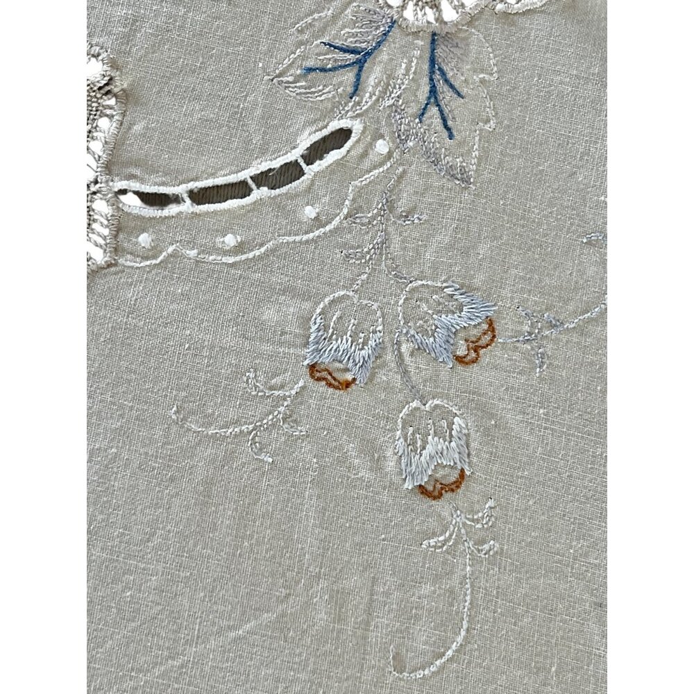 Embroidered Tablecloth With Blue Floral Cutwork Crocheted Inserts Vintage - Picture 6 of 11